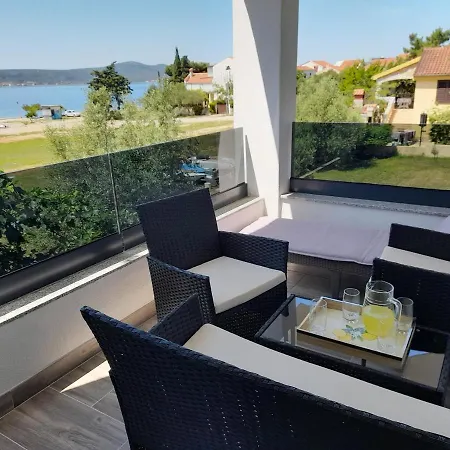 Apartman Prvi Red Do Mora Sveti Filip i Jakov Exteriör bild