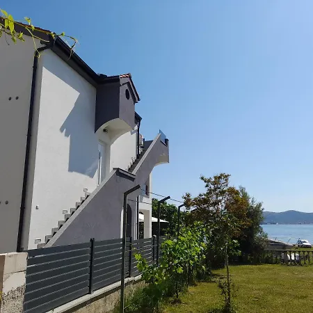 Apartman Prvi Red Do Mora Sveti Filip i Jakov Exteriör bild