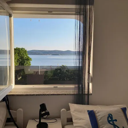 Apartman Prvi Red Do Mora Sveti Filip i Jakov Exteriör bild