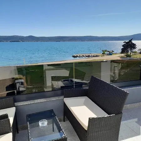 Apartman Prvi Red Do Mora Sveti Filip i Jakov Exteriör bild
