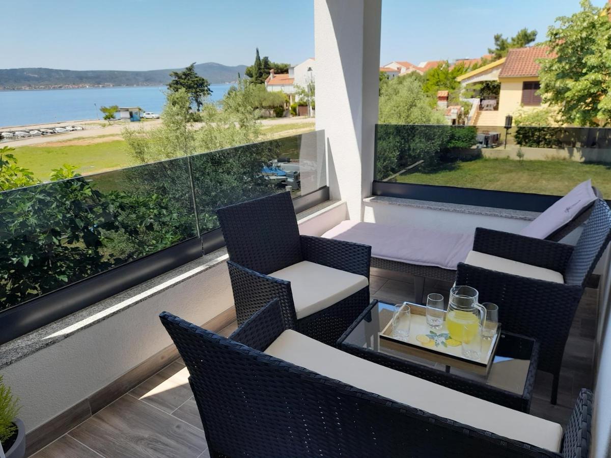 Prvi Red Do Mora Apartment Sveti Filip i Jakov